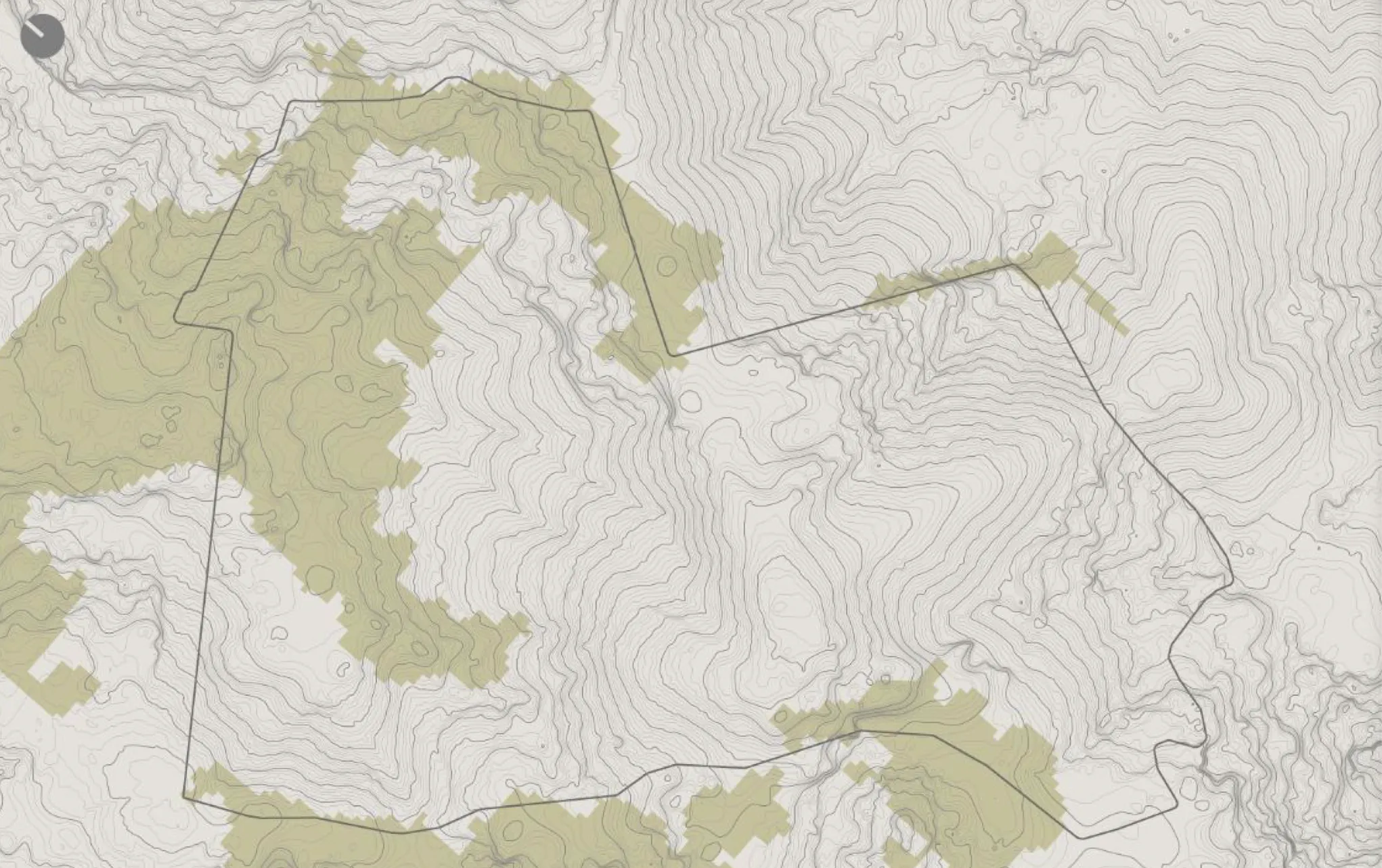 Mapa de curvas de nivel de la propiedad con el bosque secundario sombreado
